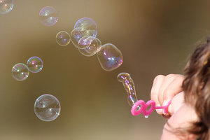 800px-Girl_blowing_bubbles.jpg