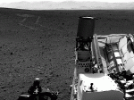 Curiosity's cameras focus on its own tracks in the Martian desert. Credit: NASA/JPL-Caltech