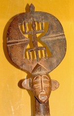 Design of a "squatterman" stylised as a lizard in the headdress of a wooden figure representing the first ancestor, Senufo people, Ivory Coast (mid-twentieth century). Courtesy National Museum of African Art, Smithsonian Institution, Washington DC, United States of America.