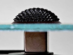 800px-Ferrofluid_Magnet_under_glass_edit.jpg