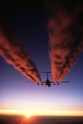 Domingos - Trocar ideias s/ teoria do Universo Elétrico - Página 2 C-141-contrails-280x417