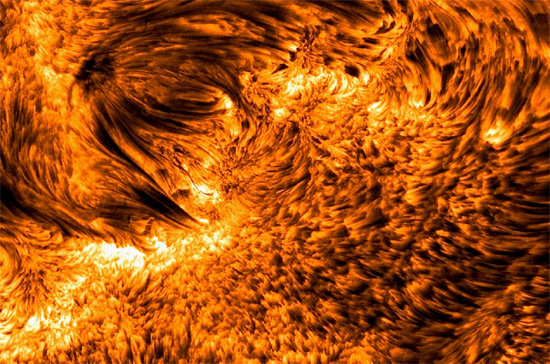 Dark against light solar spicules in the H-alpha band Dark against light solar spicules in the H-alpha band