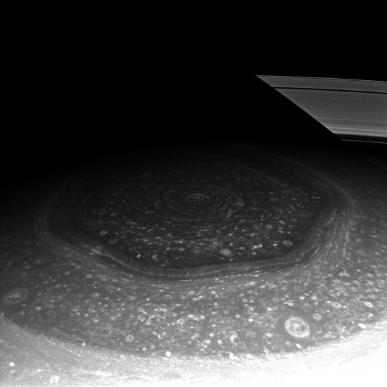 ringshexagon_cassini_1016